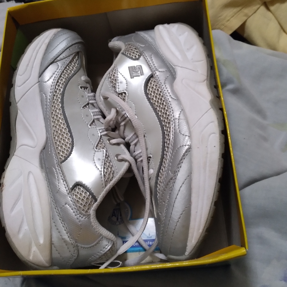 Shoes - Picture 6 of 7